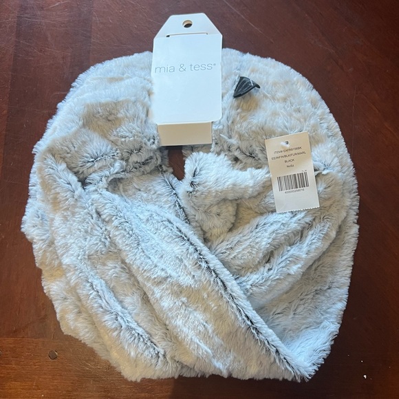 NWT Mia & Tess Infinity Pale Gray Plush Scarf - Picture 1 of 2